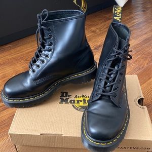 1460 BEX 8-EYE BOOTS DR. MARTENS. ONLY WORN ONCE INDOORS